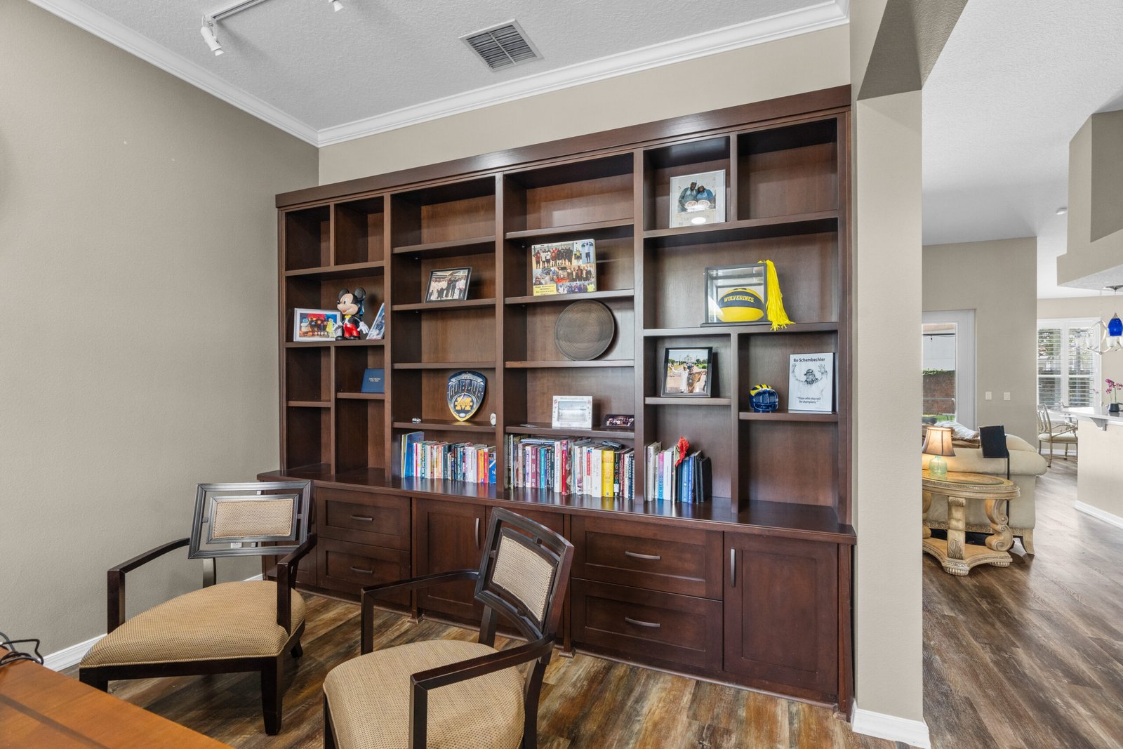 14624 Kitlanselt Way built-in bookshelves and detail